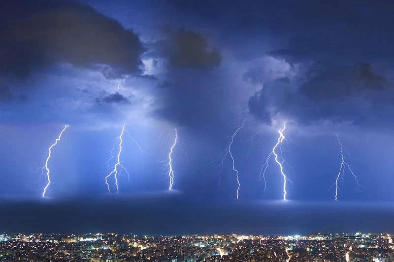 Συνεχίζεται και σήμερα η κακοκαιρία: Ισχυρές καταιγίδες και χαλάζι – 4.200 κεραυνοί έπεσαν τη Δευτέρα